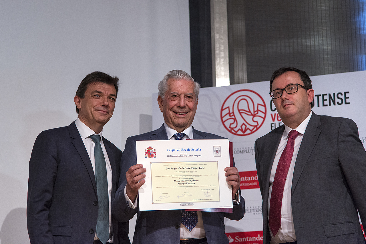 Vargas Llosa recibe su título de Doctor por la UCM y describe su compleja relación intelectual y vital con Borges